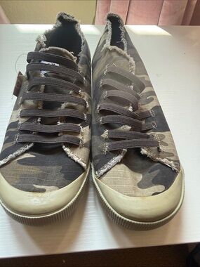 New Air walk Camo sneakers size 9 1/2